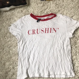 T-shirt  - Säljer nu en jättesnygg T-shirt från hm❤️