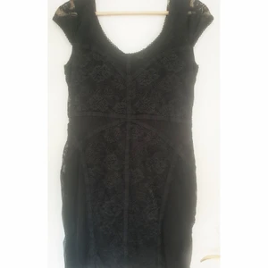 Svart klänning - Svart klänning st42, något liten i storlek men flexibel i passform