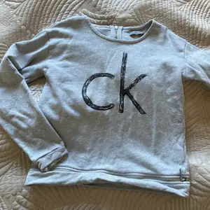 NY Calvin Klein tjocktröja!☑️ Aldrig använd!☑️ Stor CK logo med en cool dragkedja under 👇. Storleken är S. Perfekt för det kalla vädret⛄️