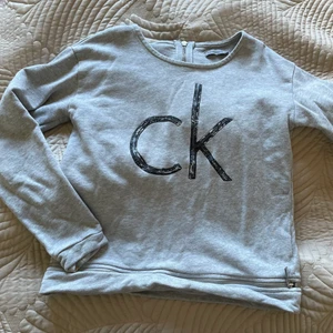 Calvin Klein tröja - NY Calvin Klein tjocktröja!☑️ Aldrig använd!☑️ Stor CK logo med en cool dragkedja under 👇. Storleken är S. Perfekt för det kalla vädret⛄️