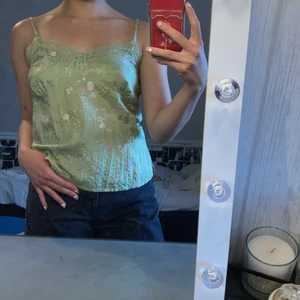 Blommigt mönster linne från Esprit - INTRESSEKOLL på detta super fina linne från Esprit, grönt och somrigt med blommigt mönster! Har en dragkedja vid sidan så det blir lättare att sätta på sig! Aldrig använd så är så gott som ny! Frakt tillkommer. Vid frågor skriv till mig! 💓 