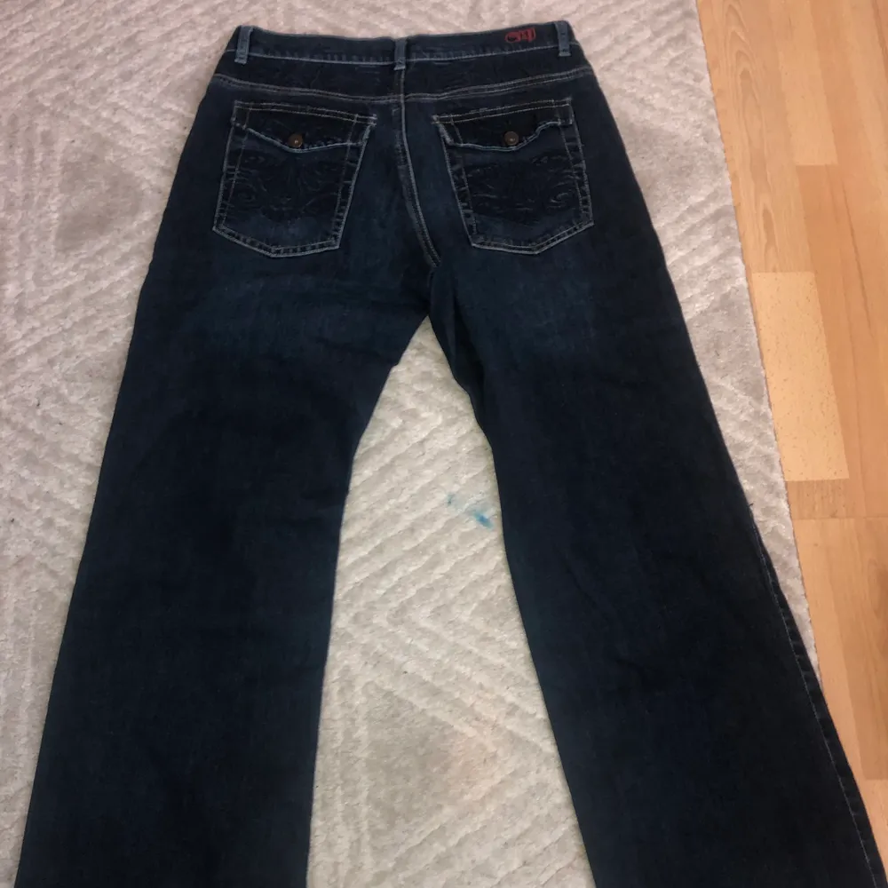 Super fina jeans köpte på loppis. Dom var gör stora för mej då ser ingen anledning till att ha kvar dom🥲. Jeans & Byxor.