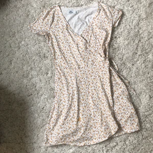 Klänning - Säljer nu en jättesnygg klänning från Hollister❤️