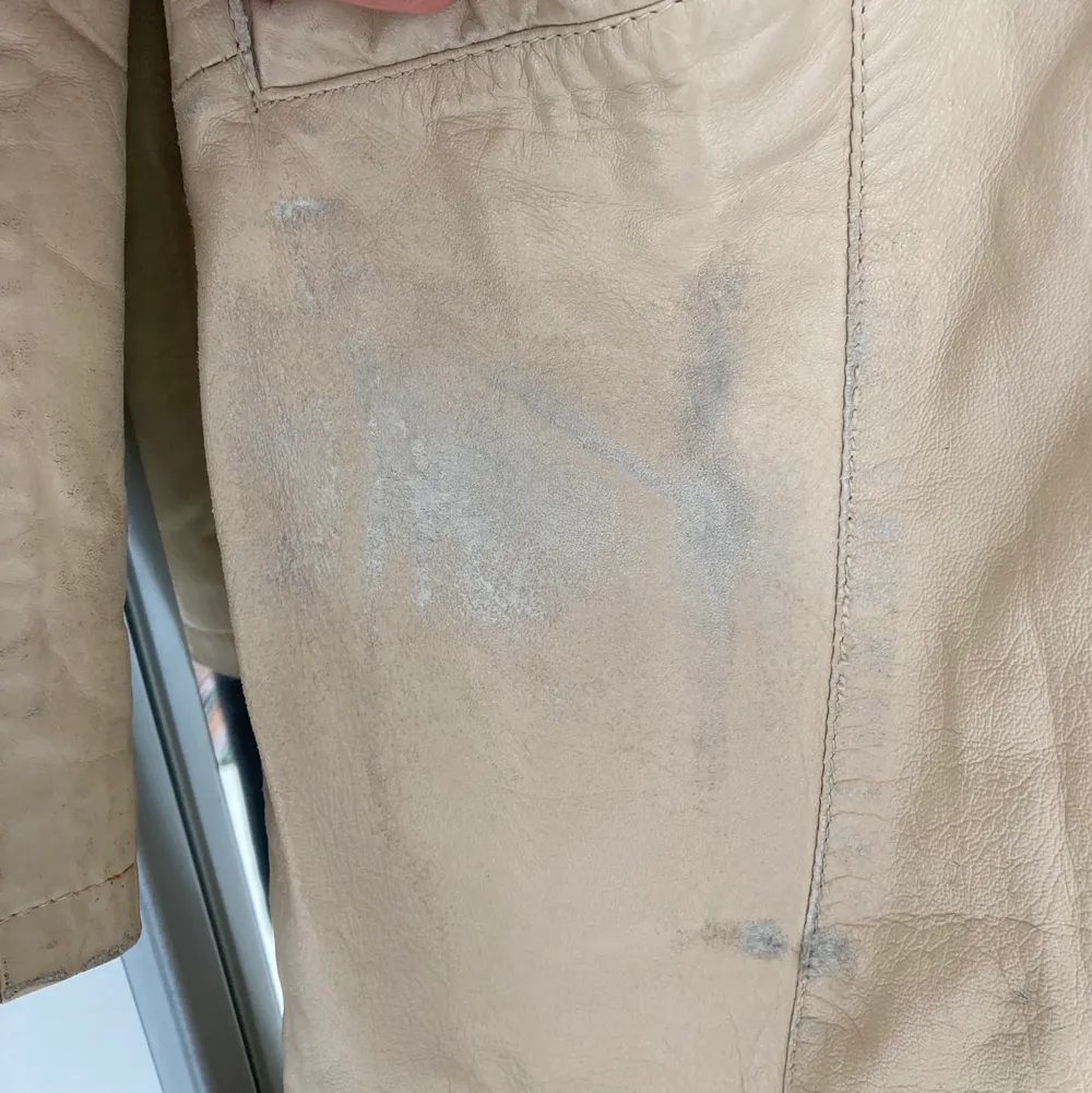 Snygg läderkappa i beige färg | Lite sliten på ena fickan, märks dock inte tydligt när man har på sig den. Utöver det bra skick | Köparw står för frakt ❣️. Jackor.