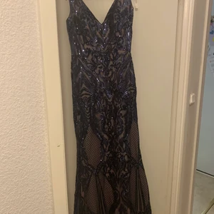 Festklänning  - Säljer min festklänning har köpt från proms&Wedding ord pris 4 999kr   Jag är även 175 cm lång