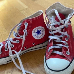 Converse  - Säljer mina snygga Converse för de används inte, de är i storlek 36 men de är väldigt stora i storleken så jag skulle säga all de är 36-38❤️