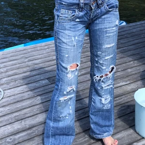 Jeans  - Säljer ett par lågmidjade raka jeans med hål 💙💙
