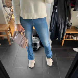 Bootcut jeans - Måste tyvärr sälja mina absoluta favorit lågmidjade jeans då de blivit försmå för min smak 😢 jeansen är blåa men har ljusare partier på fram- och baksida lår