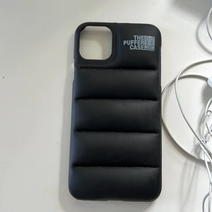 Puffer case - Säljer det populära puffer caset från Urban sophistication, säljer pga köpt en ny telefon. Knappt använd så är som ny!!