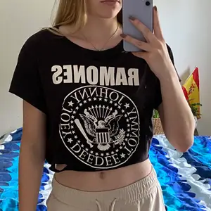 croppad och cuttad Ramones t-shirt. 