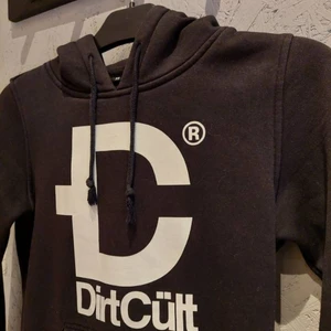 Dirtcult hoddie  - Använd några gånger men fint skick,  säljes då den är för liten och inte kommer till användning längre. 