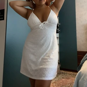 Vit klänning  - Vit sommar klänning som är jättefin! Rekommenderar denna klänningen verkligen t alla, så fin!