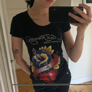 Ed Hardy  - Superfin T-shirt från ed Hardy. Har tappat många stenar men utöver det är den i bra skick. Passar både xs och s och har väldigt stretchigt material. 110kr plus frakt💕💕💕 