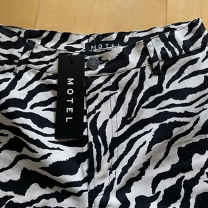 Zebrabyxor - Perfekta byxor till festen eller utgång, från motel rocks. Nypris 640kr 