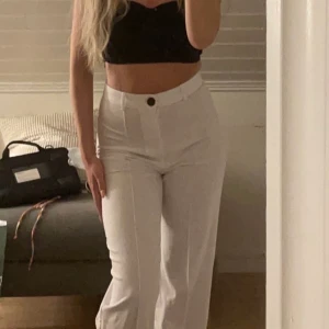 VITA KOSTYMBYXOR  - Köpte dessa för två veckor, ångrade mig efteråt så de är helt nya 🙃 Jättefin passform men lite långa men absolut inga problem! (Är 160) Lite genomskinliga beroende på vad man har under!🥰  köptes för 299kr säljs för 190kr+frakt❤️  Hör av dig för fler bilder