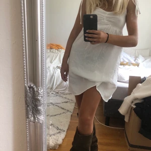 Vit kort klänning - Jättefin vit kort klänning🌸 okänt märke, jag är ca 160💖 