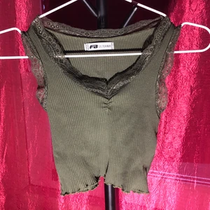 Croptop spets grön xs  - Storstädar och säljer allt som inte används längre. Frakten står köparen för om inte annat bestämt. Tar gärna fler bilder med mått men provar inte plagg av personliga skäl. Allt från vintage, dyra märken och fast Fashion. Strl o märke finns på sista bild.