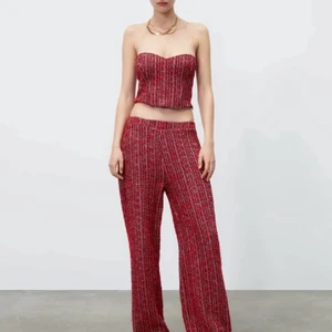 Zara topp - Säljer denna super snygga röda topp från Zara!! (Helt slut såld) Säljer pga att den är för stor för mig, prislappen finns inte kvar men har bara testats en gång!❤️köptes för 200!!