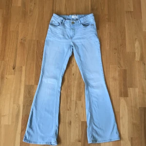 Ljusblå jeans  - Knappt använda utsvängda jeans från Lindex. De är i fint skick.  Köpta för typ ett år sedan och jag säljer dem för att de inte längre passar.