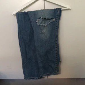 Distressed jeans - Distressed jeans i bra skick.