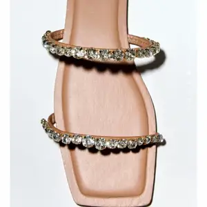 Helt oanvända platta sandaler ifrån Zara. Säljer då jag ej hann att skicka tillbaka min retur. 🥰🌸🌸 Har 2 par i storlek 37.