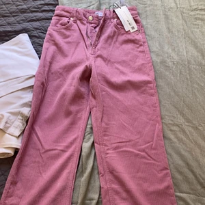 Byxor  - Aldrig använda från zara, säljer för 150 kr 