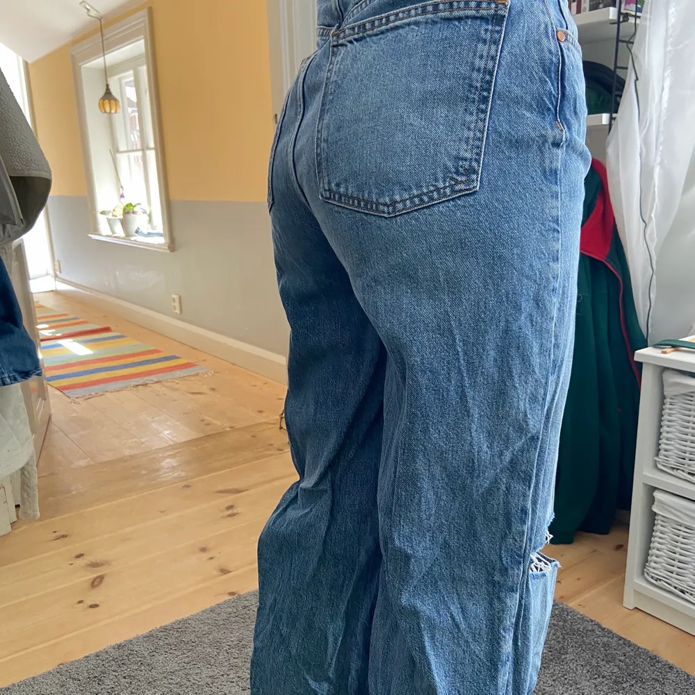 Ett par jeans från ginatricot som jag säljer pga att de inte passar min stil längre. Anledningen till att de är skrynkliga på bilden är pga att de torkat hängandes.  Köparen står för frakt❤️. Jeans & Byxor.