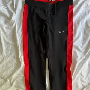 Träningstajts  - Träningstajts med öppning ner samt fika bak och knytning framme  Aldrig använda 