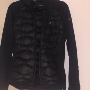 Peakperformance jacka  - Säljer min peak vind jacka, den är i väldigt fint skick använd ett fåtal gånger   Storlek S  Kan gå ner i pris vid snabb och smidig affär 