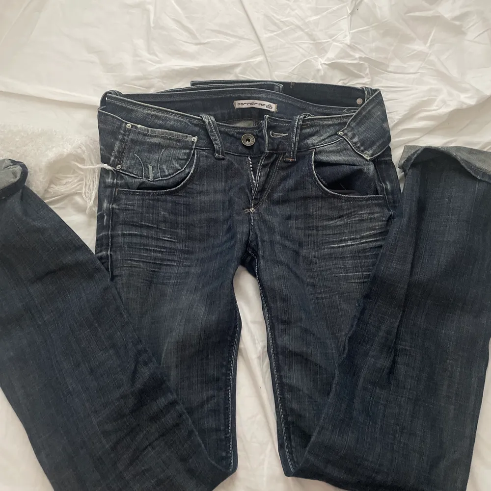 helt oanvända low rise jeans som är lite långs på mig, köpta på plick, dm för frågor <3. Jeans & Byxor.