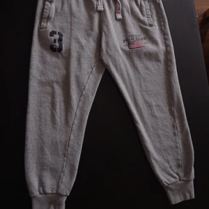 Gråa byxor  - byxorna är nästan nya, om du vill köpa dem skriv till mig så kan vi komma överens