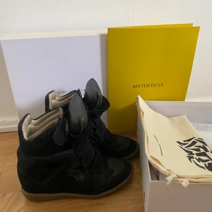 Isabel Marant Skor - Isabel Marant skor i väldigt bra skick 💕strl 38 (dem är små i strl så köpte i en strl större än vad jag brukar ha, har strl 37 vanligtvis så passar strl 37) Köpta på MyTheresa, Kvitto medföljer, Dustbag till skorna samt boxen om så önskas! Nypris 4500 kr