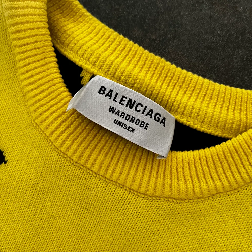 Oversize tröja i märket Balenciaga, använd 2 gånger. Jätte fin, som ny.  Inköpt Jan 2022. Stickat.