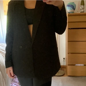 Svart kavaj/blazer - Svart kavaj/blazer, storlek M så sitter snyggt oversized på mig som har xs-s. 