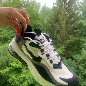 Nike air 270 react Stl 39 - Jätte sköna, har helsvarta som jag älskar😍 Säljer bort skor nu som inte används mer. Det är använda men jag tar verkligen hand om mina skor. Finns liten fläck på vänster sko men de är inget man ser när man har på sig dem. Därav priset lågt💕
