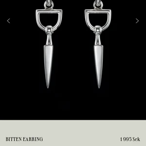 Maria Nilsdotter örhänge - Intressekoll på mitt Maria nilsdotter örhänge. ETT örhänge. Köpte i butik i maj så är i bra skick. Säljer vid endast bra pris då jag fortfarande gillar det. Öppen för byte💗 tryck INTE på köp direkt!!