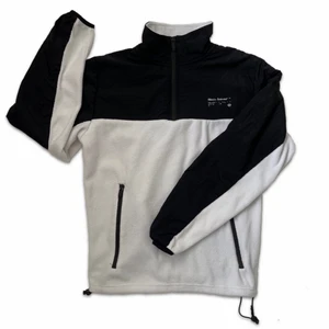 Tjocktröja - Hälften Windbreaker material och hälften flis Köpt secondhand men inte använd sen dess Storlek S men passar mig som brukar vara en M-L