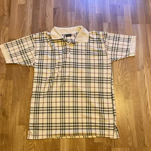 burberry london piké tröja - rutig burberry london piké den är lite noppig men det är inte så illa. Annars bra kvalite. Det står ingen storlek i den men motsvarar en large