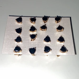 örhängen - säljer dessa örhängen för 15kr/par, har 8 par av dessa och har aldrig använt dem!^^ tar endast emot swish!