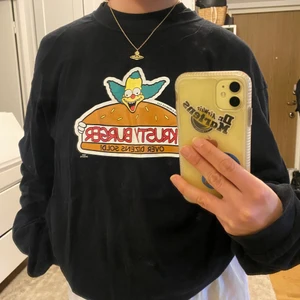 Simpsons, långärmad t-shirt  - Sparsamt använd tröja med simpsonstryck som är köpt på Carlings🫶