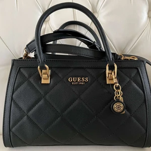 Guess Väska  - Helt ny Guess hand väska, äkta med kvitto. 