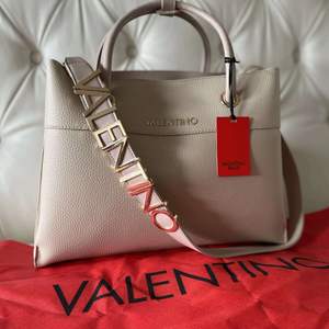 Säljer en helt ny Valentino väska. Äkta med kvitto!.  