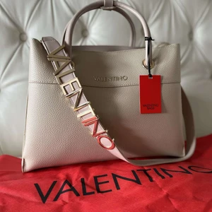 Valentino väska  - Säljer en helt ny Valentino väska. Äkta med kvitto!.  