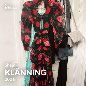 Blommig Maxiklänning - Blommig klänning från Shein i strl M. Endast provad. Dragkedja baktill. Finns i Västerås men kan skickas, köparen står för frakten. #shein #dress #klänning