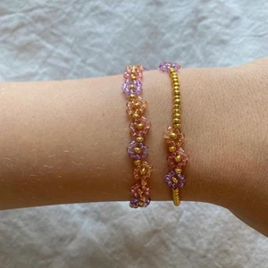 Pärlarmband - De med bara blommor: 35:- De andra: 30:- Gratis frakt❣️