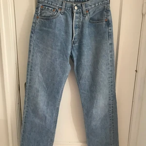 Vintage Levis 501 - Supersnygga vintage Levis 501! Storlek 28/32 men små i storleken - skulle säga att de passar någon med 25/26 i midjan. Helt perfekt tvätt - så ledsen att de är för små för mig 🫠