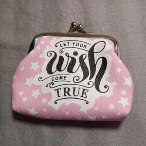 Plånbok  - En liten plånbok med texten "let your wish come true". Helt ny, aldrig använd 