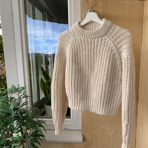 Stickad tröja  - Superfint skick. Kan hämtas i Telefonplan alternativt fraktas och då står köparen för frakt 🌸