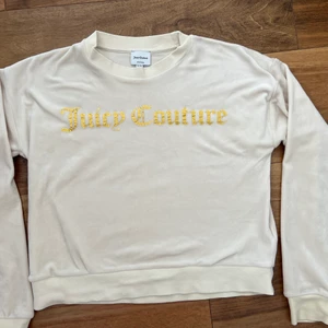 Juicy Couture  - Såå mjuk sweater i ljus beige med text i guld. Nyskick. Strl 14-15 år inköpt på kidsbrandstore. 