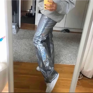 Zara jeans  - Säljer dessa lågmidjade slutsålda Zara jeans som inte säljes längre, sitter superskönt storlek 32, 100kr. Glansen har försvunnit en aning men inte alls mycket, (se sista bilden) 